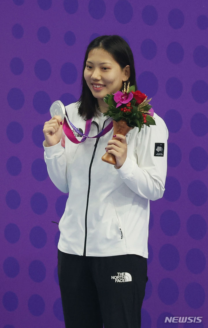 [항저우=뉴시스] 고승민 기자 = 28일 중국 항저우 올림픽 스포츠센터 수영장에서 열린 2022 항저우 아시안게임 수영 여자 200m 평영 결승에서 은메달을 획득한 한국 권세현이 시상식서 기념촬영하고 있다. 2023.09.28. kkssmm99@newsis.com
