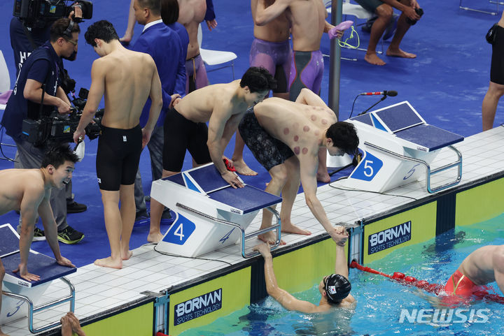 [항저우=뉴시스] 고승민 기자 = 28일 중국 항저우 올림픽 스포츠센터 수영장에서 열린 2022 항저우 아시안게임 수영 남자 400m 계영 결승에서 은메달을 차지한 한국 지유찬, 황선우, 김지훈, 이호준이 기뻐하고 있다. 2023.09.28. kkssmm99@newsis.com