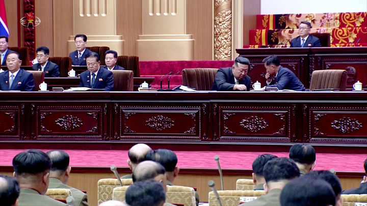 [서울=뉴시스] 지난 2023년 9월 26~27일 북한 평양 만수대의사당에서 김정은 국무위원장이 참석한 가운데 최고인민회의 모습을 28일 조선중앙TV가 보도하고 있다. 북한은 회의에서 핵무력 정책을 헌법화했다. (사진=조선중앙TV 캡쳐) 2025.08.20. photo@newsis.com *재판매 및 DB 금지