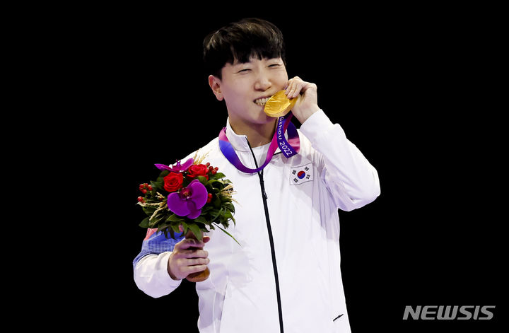 [항저우=뉴시스] 정병혁 기자 = 28일 중국 항저우 E스포츠센터에서 열린 2022 항저우 아시안게임 E스포츠 '스트리트 파이터 V' 시상식에서 금메달을 차지한 김관우가 메달을 들어보이고 있다. 2023.09.28. jhope@newsis.com