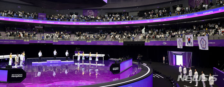 [항저우=뉴시스] 정병혁 기자 = 28일 중국 항저우 E스포츠센터에서 열린 2022 항저우 아시안게임 E스포츠 '스트리트 파이터 V' 시상식에서 금메달을 차지한 김관우가 메달을 목에 걸고 애국가를 부르고 있다. 2023.09.28. jhope@newsis.com