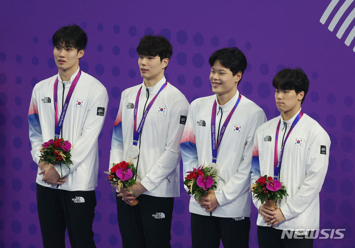 [항저우=뉴시스] 고승민 기자 = 28일 중국 항저우 올림픽 스포츠센터 수영장에서 열린 2022 항저우 아시안게임 수영 남자 400m 계영 결승에서 은메달을 차지한 한국 지유찬, 황선우, 김지훈, 이호준이 기념촬영하고 있다. 2023.09.28. kkssmm99@newsis.com