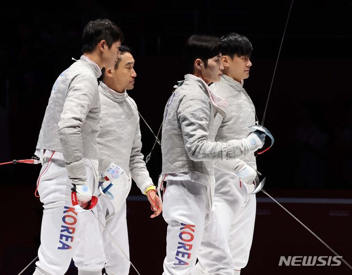 [항저우=뉴시스] 조수정 기자 = 28일(현지시간) 중국 항저우 전자대학 체육관에서 열린 2022 항저우 아시안게임 펜싱 사브르 남자 단체전 한국 대 중국 결승, 한국 선수들이 중국 선수들과 인사하기 위해 이동하고 있다.왼쪽부터 오상욱, 김정환, 김준호, 구본길. 결과는 한국의 금메달. 2023.09.28. chocrystal@newsis.com