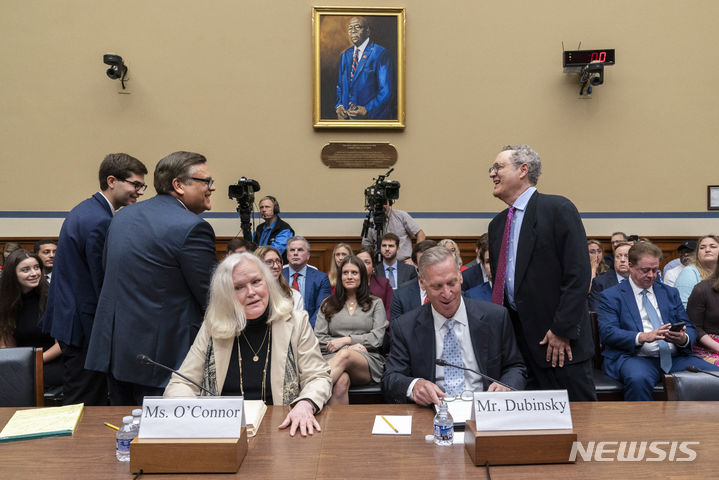 [워싱턴 =AP/뉴시스] 미 하원의 바이든 탄핵 조사 첫 청문회가 열린 28일(현지시간) 증인석에 나와 앉아 있는 민주 공화 양당측의 증인들.&nbsp; 뒤쪽에 조나단 털리 워싱턴 대 교수, 앞쪽에 에일린 오코너 전 법무장관, 드빈스키 컨설팅사의 브루스 더빈스키 대표 등이 보인다.&nbsp; 2023.09.29. 