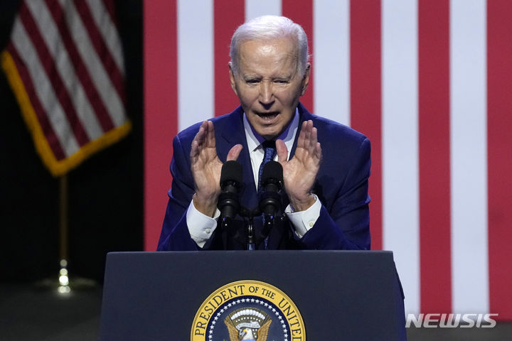 [템피=AP/뉴시스] 조 바이든 미국 대통령이 지난달 28일(현지시간) 미 애리조나주 템피에서 열린 고(故) 존 매케인 전 공화당 상원의원 추모 행사에서 연설하고 있다. 2023.10.02.
