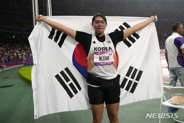 [항저우=AP/뉴시스] 한국 김태희가 29일 중국 항저우 올림픽 스포츠센터 주경기장에서 열린 2022 항저우 아시안게임 육상 여자 해머던지기에서 동메달을 차지한 뒤 태극기를 들고 기뻐하고 있다. 2023.09.30.