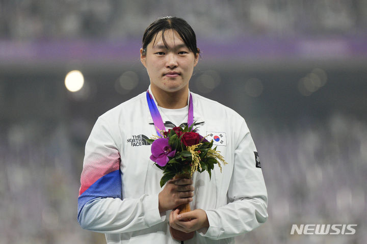 [항저우=AP/뉴시스] 한국 김태희가 29일 중국 항저우 올림픽 스포츠센터 주경기장에서 열린 2022 항저우 아시안게임 육상 여자 해머던지기 시상식에서 동메달을 수상 후 생각에 잠겨 있다. 2023.09.30.