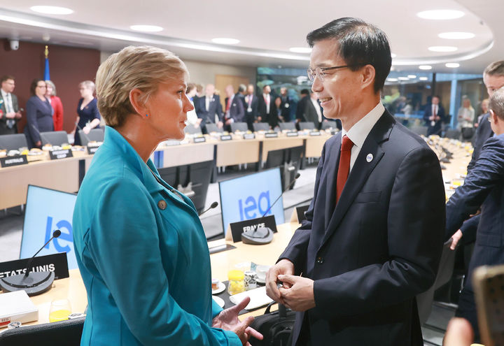 [세종=뉴시스]방문규 산업통상자원부 장관이 28일(현지시간) IEA(국제에너지기구) 고위급 회의에서 제니퍼 그랜홈(Jennifer Granholm) 미 에너지부 장관을 만나 원전 등 에너지 관현 현안에 협력하기로 했다. (자료=산업부) *재판매 및 DB 금지