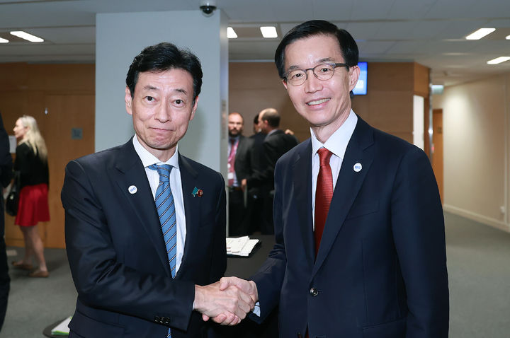 [세종=뉴시스]방문규 산업통상자원부 장관이 28일(현지시간) IEA(국제에너지기구) 고위급 회의에서 니시무라 야스토시 일본 경산성 대신을 만나 한-일 정상 사이 합의사항을 이행하기 위해 긴밀히 협력키로 했다. (자료=산업부) *재판매 및 DB 금지