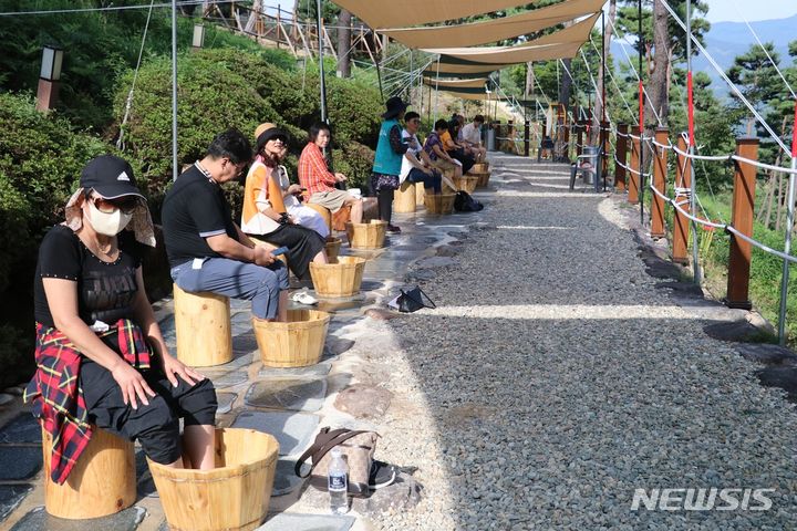[산청=뉴시스] '2023 산청세계전통의약항노화엑스포'의 숲속족욕체험존.(사진=경남도 제공)2023.09.29. photo@newsis.com