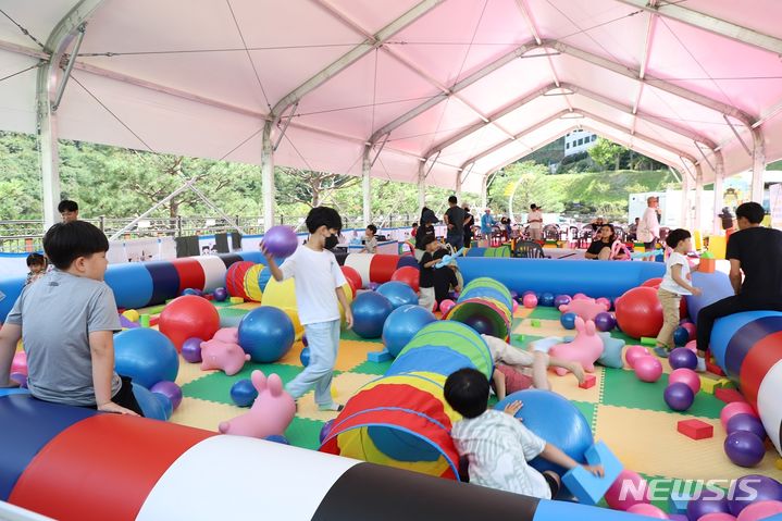 [산청=뉴시스] '2023 산청세계전통의약항노화엑스포'의 키즈체험존.(사진=경남도 제공)2023.09.29. photo@newsis.com