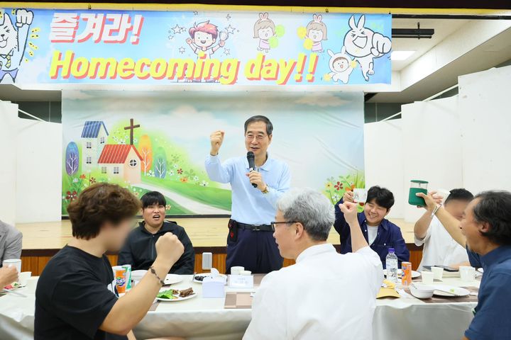 [서울=뉴시스] 한덕수 국무총리가 28일 서울 은평구에 있는 보육원 '꿈나무마을’에서 열린 '홈커밍데이(Home Coming Day)' 행사에서 자립준비청소년들을 응원하고 있다. (사진=국총리실 제공) 2023.09.29.  *재판매 및 DB 금지