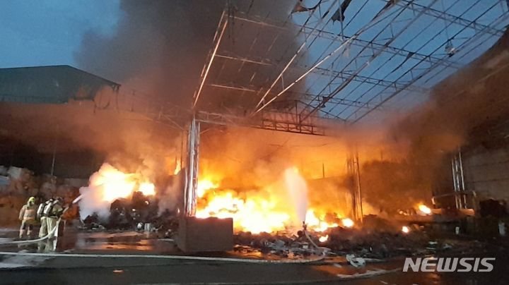 [인천=뉴시스] 이루비 기자 = 29일 오전 인천 서구 왕길동 한 폐기물 처리업체에서 불이 나 소방당국이 불을 끄고 있다. (사진=인천소방본부 제공) 2023.09.29. *재판매 및 DB 금지