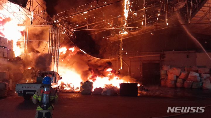 [인천=뉴시스] 이루비 기자 = 29일 오전 인천 서구 왕길동 한 폐기물 처리업체에서 불이 나 소방당국이 불을 끄고 있다. (사진=인천소방본부 제공) 2023.09.29. *재판매 및 DB 금지