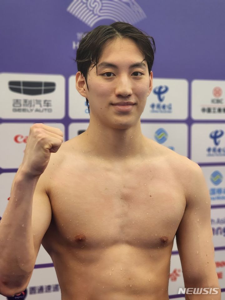 [항저우=뉴시스]김주희 기자=한국 수영대표팀 최동열이 29일 29일 중국 저장성 항저우 올림픽 스포츠센터 아쿠아틱 스포츠 아레나에서 열린 대회 남자 평영 50m 예선을 마치고 취재진과 인터뷰 후 사진 촬영을 하고 있다. 2023.09.29.