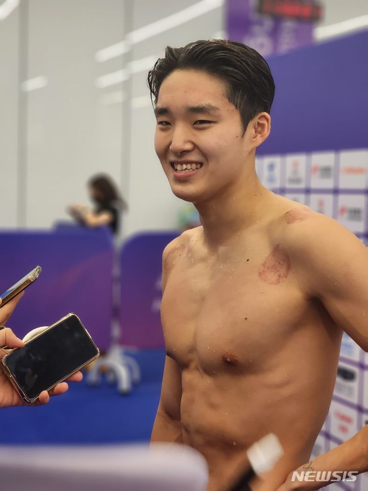 [항저우=뉴시스]김주희 기자=김우민이 29일 중국 저장성 항저우 올림픽 스포츠센터 아쿠아틱 스포츠 아레나에서 열린 대회 수영 경영 남자 자유형 400m 예선을 마치고 인터뷰하고 있다. 2023.09.29.