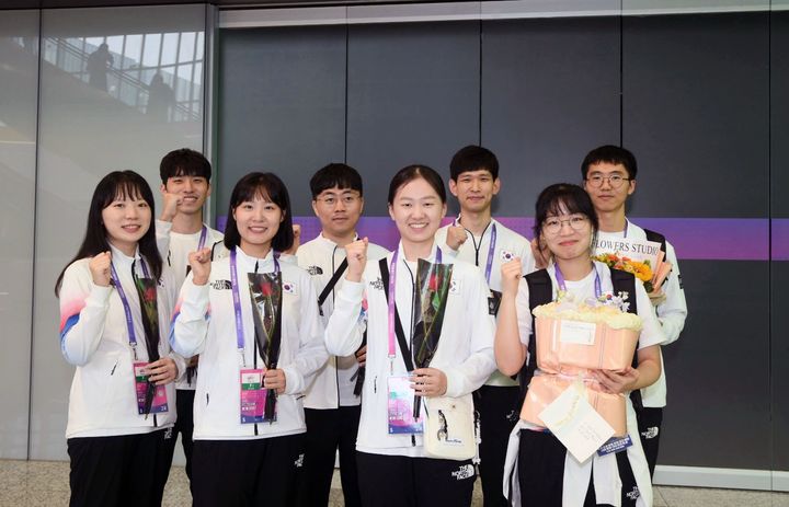 [서울=뉴시스] 지난 27일 한국 바둑 남녀 대표팀 선수 8명이 항저우 샤오산 국제공항을 통해 입국을 마쳤다. (사진= 한국기원 제공) 2023.09.29. photo@newsis.com *재판매 및 DB 금지