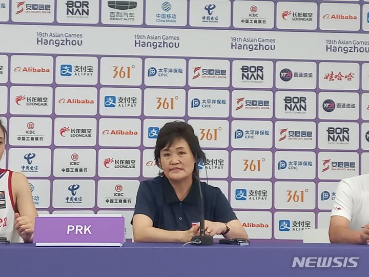 [항저우=뉴시스]박지혁 기자 = 북한 여자농구 대표팀 정성심 감독.