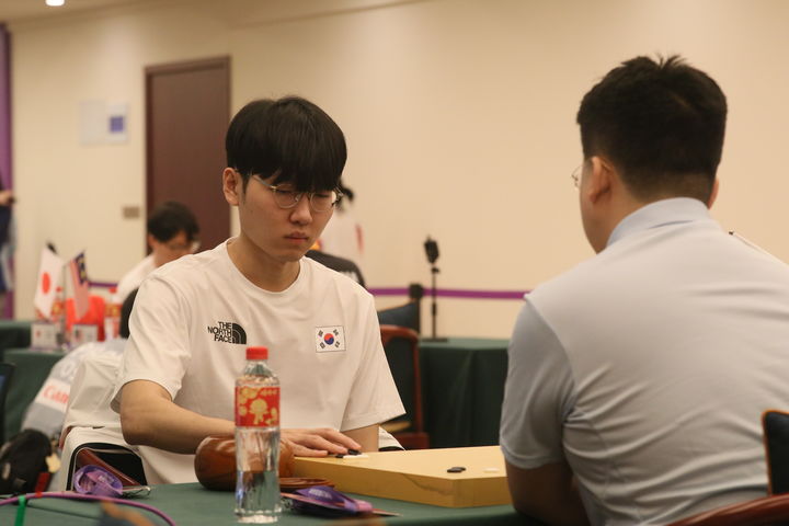 [서울=뉴시스] 2022 아시안게임 바둑 종목 남자단체전 예선에 출전한 신진서 9단. (사진= 일본기원 제공) 2023.09.29. photo@newsis.com *재판매 및 DB 금지