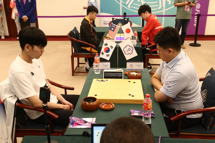 [서울=뉴시스] 2022 아시안게임 바둑 남자단체전 예선 1라운드 신진서(왼쪽)vs왕위안쥔. (사진= 일본기원 제공) 2023.09.29. photo@newsis.com *재판매 및 DB 금지