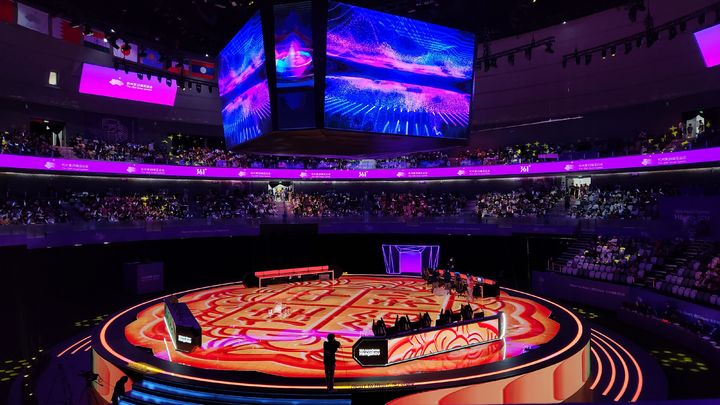 [항저우=뉴시스] 이명동 기자 = 29일 중국 항저우 e스포츠센터 주경기장에서 열린 2022 항저우 아시안게임 리그오브레전드(LoL) 한국과 대만의 결승전 1세트 뒤 경기장 조명이 이날 중추절을 기념해 월병 모양으로 변하고 있다. 2023.09.29. ddingdong@newsis.com *재판매 및 DB 금지