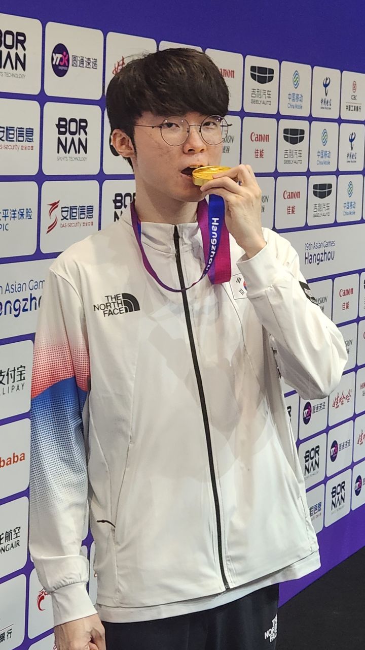 [항저우=뉴시스] 이명동 기자 = 29일 중국 항저우 e스포츠센터 주경기장에서 열린 2022 항저우 아시안게임 리그오브레전드(LoL) 한국과 대만의 결승전 뒤 페이커(이상혁)가 믹스드존에서 취재진과 만나 사진 촬영에 임하고 있다. 2023.09.29. ddingdong@newsis.com *재판매 및 DB 금지