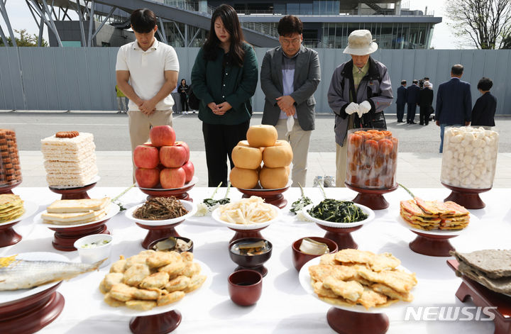 [파주=뉴시스] 황준선 기자 = 추석인 29일 오전 경기 파주시 임진각 망배단에서 열린 제54회 합동경모대회에서 실향민 가족들이 참배하고 있다. 2023.09.29. hwang@newsis.com