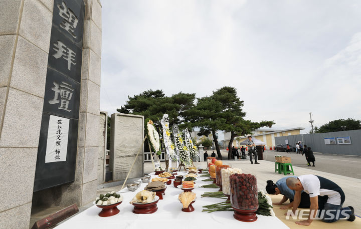 [파주=뉴시스] 황준선 기자 = 추석인 29일 오전 경기 파주시 임진각 망배단에서 열린 제54회 합동경모대회에서 실향민 가족들이 참배하고 있다. 2023.09.29. hwang@newsis.com