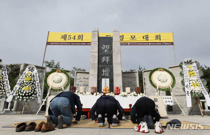 [파주=뉴시스] 황준선 기자 = 추석인 29일 오전 경기 파주시 임진각 망배단에서 열린 제54회 합동경모대회에서 실향민 가족들이 참배하고 있다. 2023.09.29. hwang@newsis.com