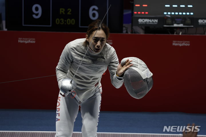 [항저우=뉴시스] 정병혁 기자 = 29일 중국 항저우 전자대학 체육관에서 열린 2022 항저우 아시안게임 펜싱 사브르 여자 단체전 대한민국 대 홍콩의 16강전 경기, 윤지수가 판정에 어필하고 있다. 2023.09.22. jhope@newsis.com