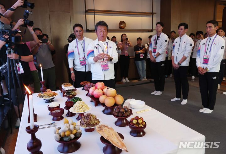 [항저우=뉴시스] 조수정 기자 = 29일(현지시간) 추석을 맞아 중국 항저우 스포츠외교라운지에서 대한민국 선수단 최윤 선수단장, 이기흥 대한체육회장을 비롯한 대한민국 메달리스트와 대표팀 선수들이 합동 차례를 지내고 있다.&nbsp; 2023.09.29. chocrystal@newsis.com