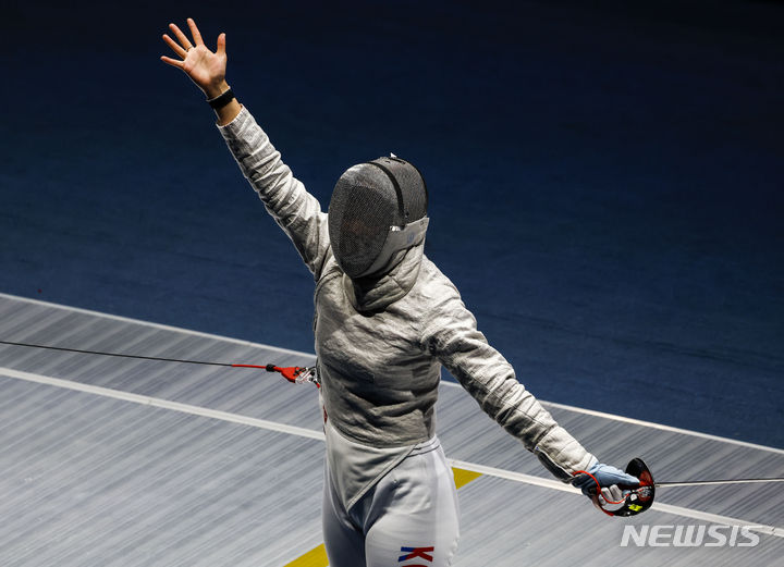 [항저우=뉴시스] 정병혁 기자 = 29일 중국 항저우 전자대학 체육관에서 열린 2022 항저우 아시안게임 펜싱 사브르 여자 단체전 대한민국 대 일본의 준결승 경기, 최세빈이 공격에 성공하자 손을 들고 있다. 2023.09.29. jhope@newsis.com