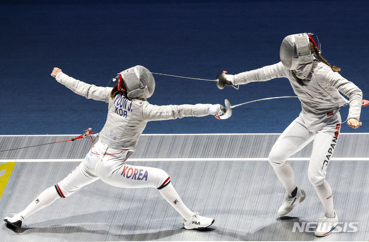 [항저우=뉴시스] 정병혁 기자 = 29일 중국 항저우 전자대학 체육관에서 열린 2022 항저우 아시안게임 펜싱 사브르 여자 단체전 대한민국 대 일본의 준결승 경기, 윤지수가 득점하고 있다. 2023.09.22. jhope@newsis.com