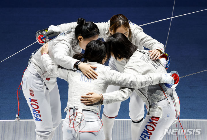 [항저우=뉴시스] 정병혁 기자 = 29일 중국 항저우 전자대학 체육관에서 열린 2022 항저우 아시안게임 펜싱 사브르 여자 단체전 대한민국 대 일본의 준결승 경기, 대한민국 선수들이 결의를 다지고 있다. 2023.09.29. jhope@newsis.com