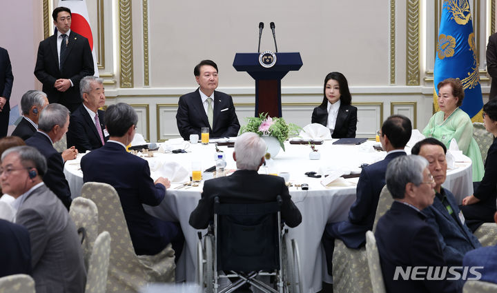 [서울=뉴시스] 전신 기자 = 윤석열 대통령과 부인 김건희 여사가 29일 청와대 영빈관에서 열린 '원폭 피해 동포 오찬 간담회'에 참석해 있다. (대통령실통신사진기자단) 2023.09.29. photo1006@newsis.com