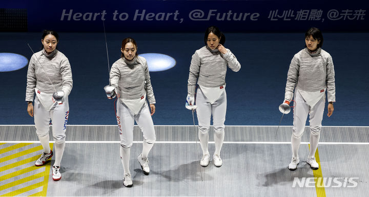 [항저우=뉴시스] 정병혁 기자 = 29일 중국 항저우 전자대학 체육관에서 열린 2022 항저우 아시안게임 펜싱 사브르 여자 단체전 대한민국 대 일본의 준결승 경기, 전은혜, 윤지수, 홍하은, 최세빈이 경기를 준비하고 있다. 2023.09.22. jhope@newsis.com