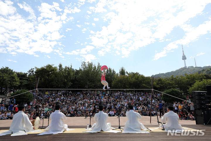 [서울=뉴시스] 김진아 기자 = 추석인 29일 서울 중구 남산골한옥마을에서 열린 2023 남산골 한가위 축제 '추우석'에서 시민들이 남창동줄타기 공연을 보고 있다. 2023.09.29. bluesoda@newsis.com