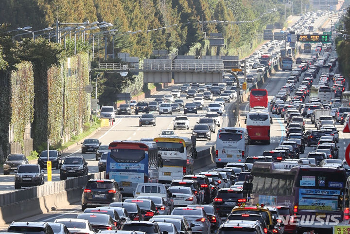 [서울=뉴시스] 황준선 기자 = 서울 잠원IC 인근 경부고속도로가 정체를 빚고 있다. 2025.10.06. hwang@newsis.com
