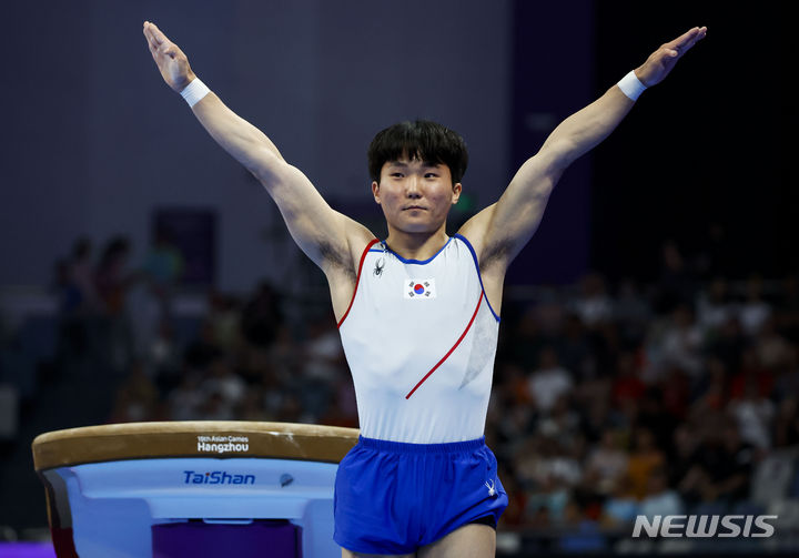 [항저우=뉴시스] 정병혁 기자 = 29일 오후 중국 항저우 황롱스포츠센터 체육관에서 열린 2022 항저우 아시안게임 기계체조 남자 개인종목별 결승 경기에서 대한민국 신재환이 도마 연기를 펼치고 있다. 2023.09.22. jhope@newsis.com