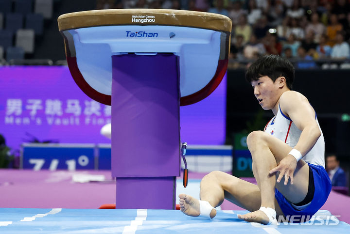 [항저우=뉴시스] 정병혁 기자 = 29일 오후 중국 항저우 황롱스포츠센터 체육관에서 열린 2022 항저우 아시안게임 기계체조 남자 개인종목별 결승 경기에서 대한민국 신재환이 도마 연기 도중 착지에서 넘어지고 있다. 2023.09.22. jhope@newsis.com