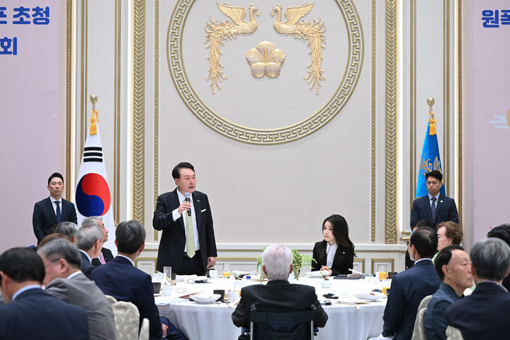 [서울=뉴시스] 윤석열 대통령이 29일 청와대 영빈관에서 열린 '원폭 피해 동포 오찬 간담회'에서 발언하고 있다. (사진=대통령실 제공) 2023.09.29. photo@newsis.com *재판매 및 DB 금지