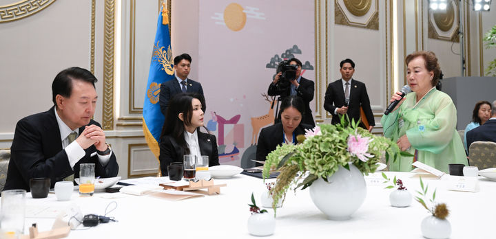 [서울=뉴시스] 윤석열 대통령이 29일 청와대 영빈관에서 열린 '원폭 피해 동포 오찬 간담회'에서 한 참석자의 발언을 듣고 있다. (사진=대통령실 제공) 2023.09.29. photo@newsis.com *재판매 및 DB 금지