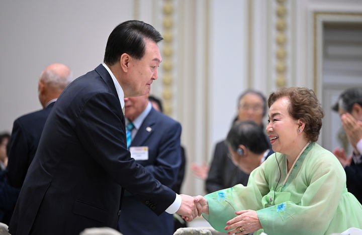 [서울=뉴시스] 윤석열 대통령이 29일 청와대 영빈관에서 열린 '원폭 피해 동포 오찬 간담회'에서 참석자들과 인사하고 있다. (사진=대통령실 제공) 2023.09.29. photo@newsis.com *재판매 및 DB 금지