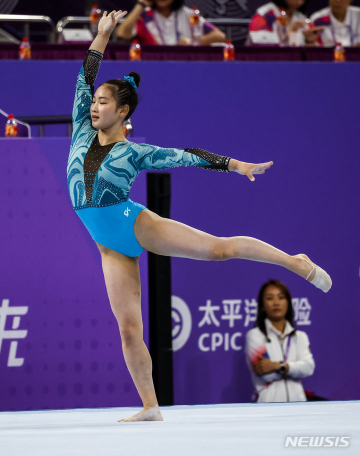 [항저우=뉴시스] 정병혁 기자 = 29일 오후 중국 항저우 황롱스포츠센터 체육관에서 열린 2022 항저우 아시안게임 기계체조 여자 개인종목별 결승 경기에서 임수민이 마루 연기를 펼치고 있다. 2023.09.29. jhope@newsis.com