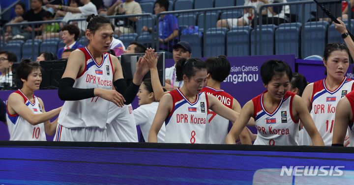 [항저우=뉴시스] 조수정 기자 = 29일 중국 저장성 항저우 올림픽 스포츠센터에서 열린 2022 항저우 아시안게임 여자농구 조별리그 C조 경기를 마친 북한 센터 박진아, 강향미 등 선수들이 하이파이브 하며 퇴장하고 있다. 박진아는 1990년대 북한 농구 대표팀에서 활동했던 리경숙의 딸이다. 2023.09.29. chocrystal@newsis.com