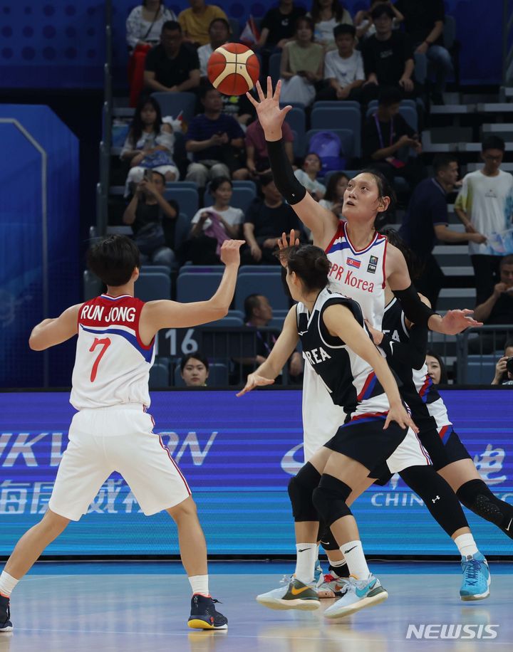 [항저우=뉴시스] 조수정 기자 = 29일 중국 저장성 항저우 올림픽 스포츠센터에서 열린 2022 항저우 아시안게임 여자농구 조별리그 C조 경기, 한국과 북한이 볼다툼 하고 있다. 위는 북한 박진아, 아래는 한국 박지현. 2023.09.29. chocrystal@newsis.com