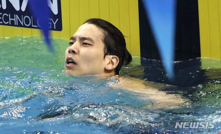 [항저우=뉴시스] 정병혁 기자 = 이주호가 29일 중국 항저우 올림픽 스포츠센터 수영장에서 열린 남자 배영 200m 결선 경기에서 은메달을 차지한 뒤 아쉬워하고 있다. 2023.09.29. jhope@newsis.com