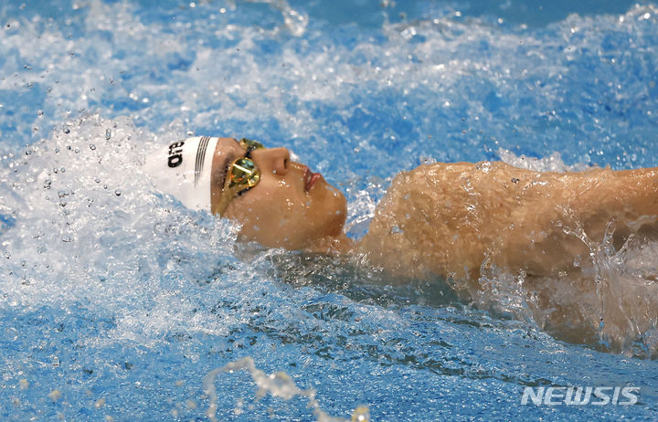 [항저우=뉴시스] 정병혁 기자 = 이주호가 29일 중국 항저우 올림픽 스포츠센터 수영장에서 열린 남자 배영 200m 결선 경기에서 역영하고 있다. 2023.09.29. jhope@newsis.com