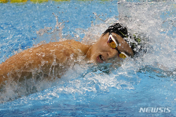 [항저우=뉴시스] 정병혁 기자 = 김우민이 29일 중국 항저우 올림픽 스포츠센터 수영장에서 열린 남자 자유형 400m 결선 경기에서 역영하고 있다. 2023.09.29. jhope@newsis.com
