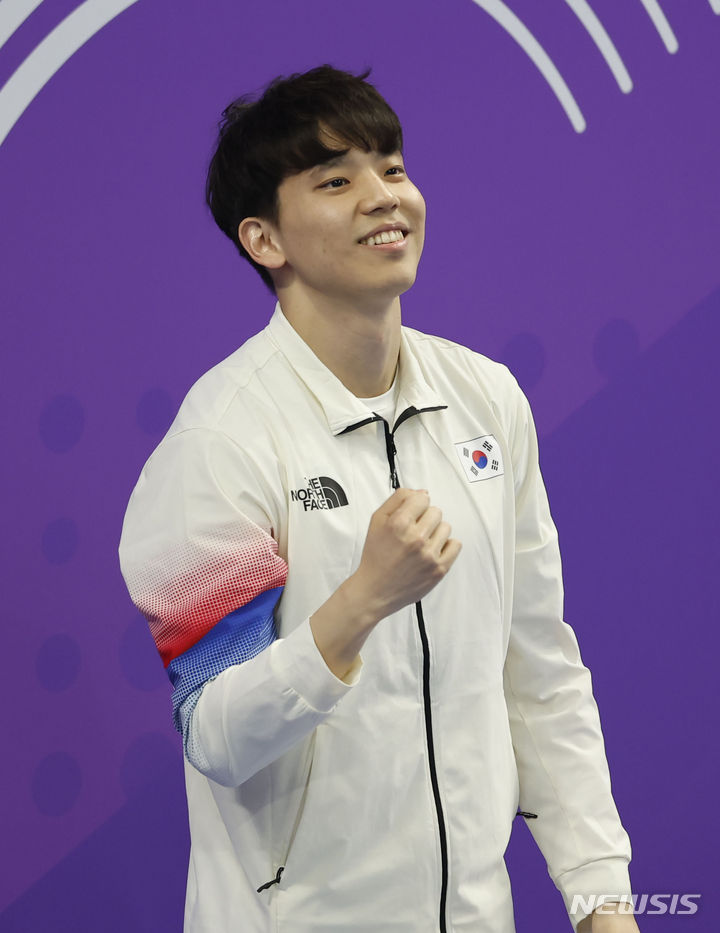 [항저우=뉴시스] 정병혁 기자 = 29일 중국 항저우 올림픽 스포츠센터 수영장에서 열린 남자 배영 200m에서 은메달을 차지한 이주호가 시상대에 오르고 있다. 2023.09.29. jhope@newsis.com